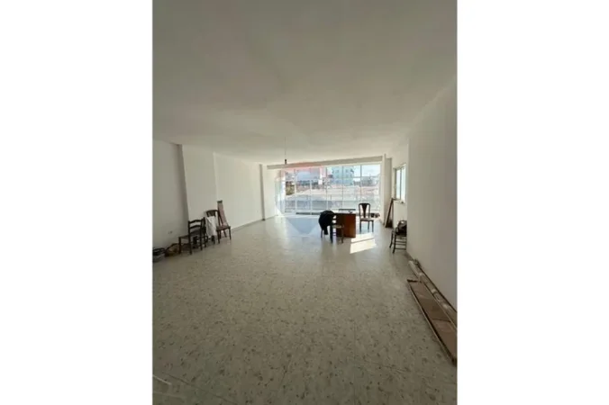 Tirane, jepet me qera zyre , 92 m² 900 € 