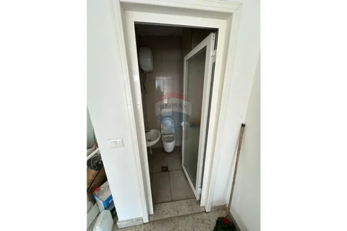 Tirane, jepet me qera zyre , 92 m² 900 € 
