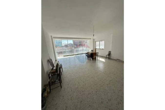 Tirane, jepet me qera zyre , 92 m² 900 € 
