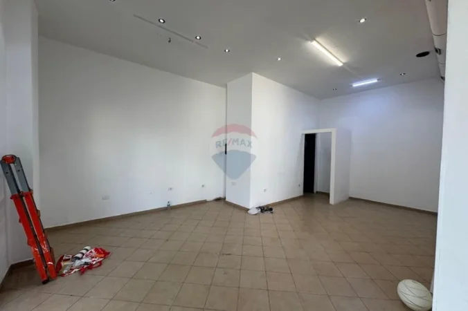 Tirane, jepet me qera dyqan , 55 m² 600 € 