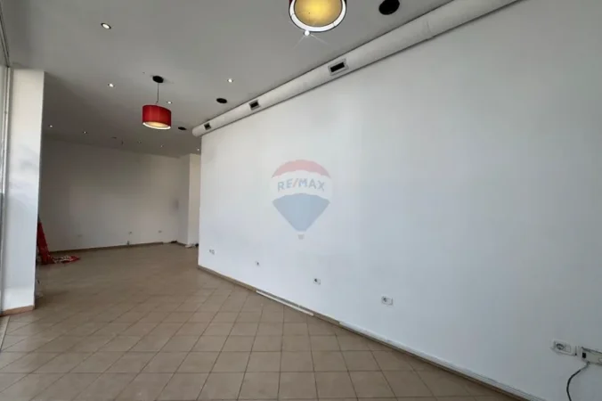 Tirane, jepet me qera dyqan , 55 m² 600 € 