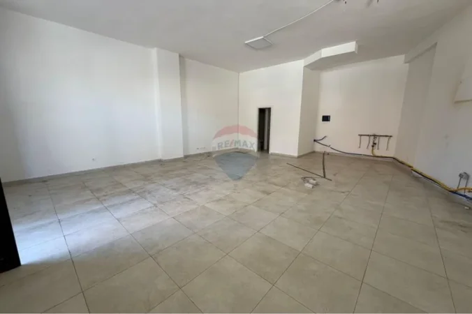 Tirane, jepet me qera dyqan , 85 m² 800 € 
