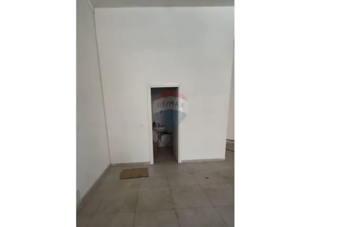 Tirane, jepet me qera dyqan , 85 m² 800 € 