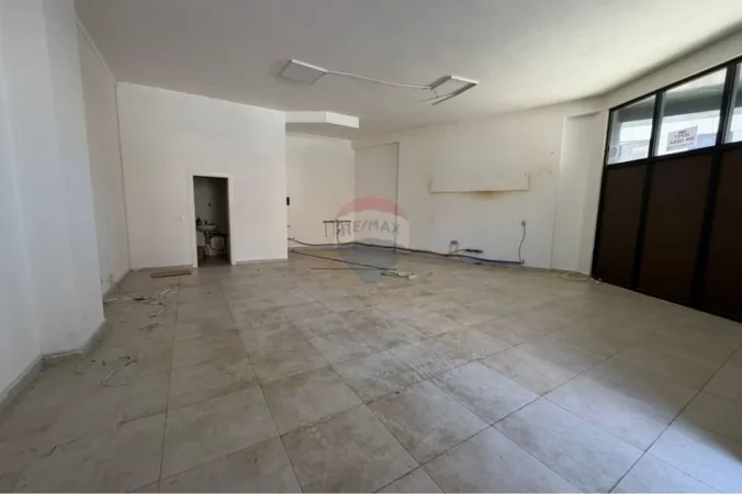 Tirane, jepet me qera dyqan , 85 m² 800 € 