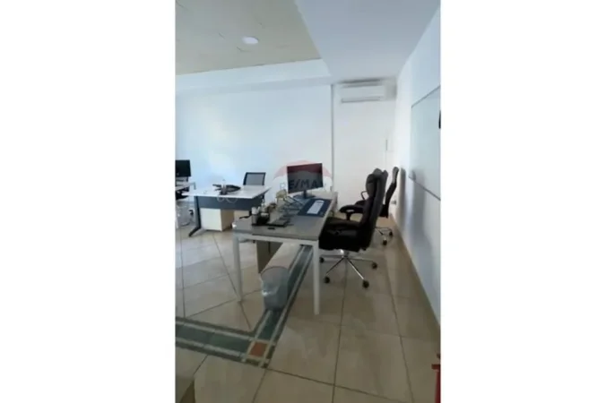 Tirane, jepet me qera zyre , 332 m² 4.000 € 