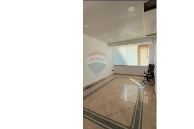 Tirane, jepet me qera zyre , 332 m² 4.000 € 
