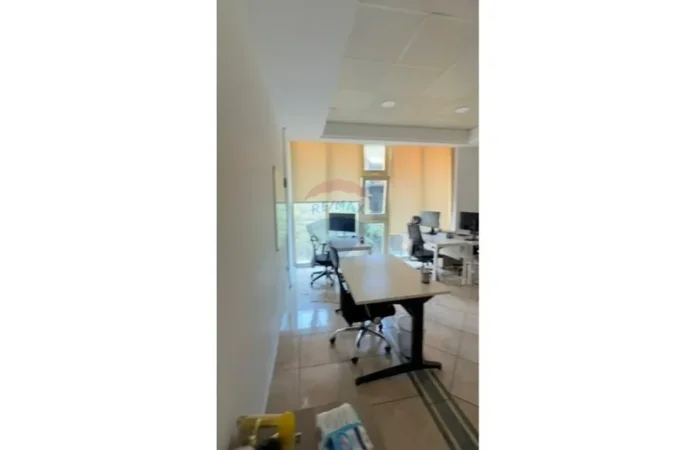 Tirane, jepet me qera zyre , 332 m² 4.000 € 