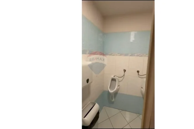 Tirane, jepet me qera zyre , 332 m² 4.000 € 