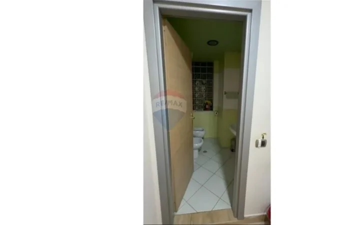 Tirane, jepet me qera zyre , 332 m² 4.000 € 