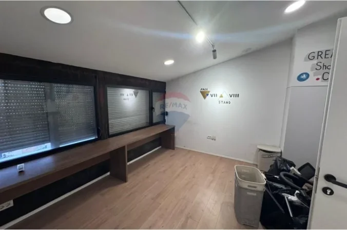 Tirane, jepet me qera zyre , 50 m² 520 € 