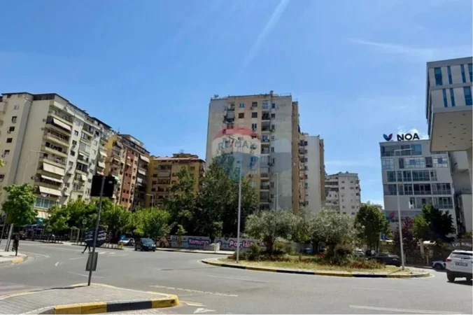 Tirane, jepet me qera zyre , 16 m² 100 € 