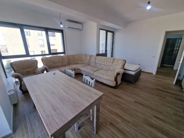 Tirane, jepet me qera apartament 1+1 Kati 8, 70 m² 500 € (kinostudio)