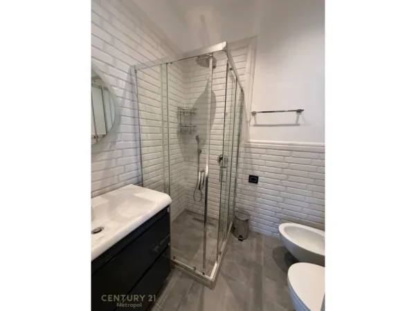 Tirane, jepet me qera apartament 2+1+Ballkon Kati 5, 120 m² 2.000 € (liqeni i thate)