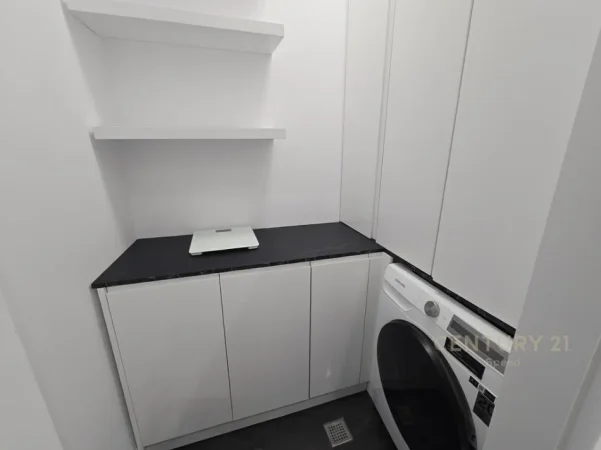 Tirane, jepet me qera apartament 1+1+Ballkon Kati 8, 99 m² 1.300 € (liqeni i tiranes lake view)