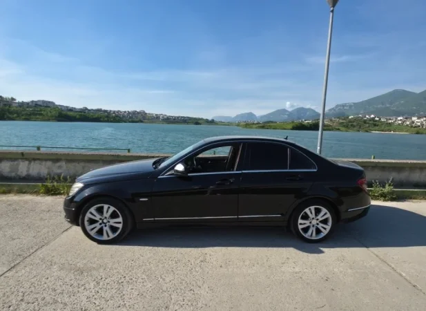 Tirane, shes makine Mercedes-Benz C220 CDI Nafte, e zeze automatik Kondicioner 245.000 km 4.900 €