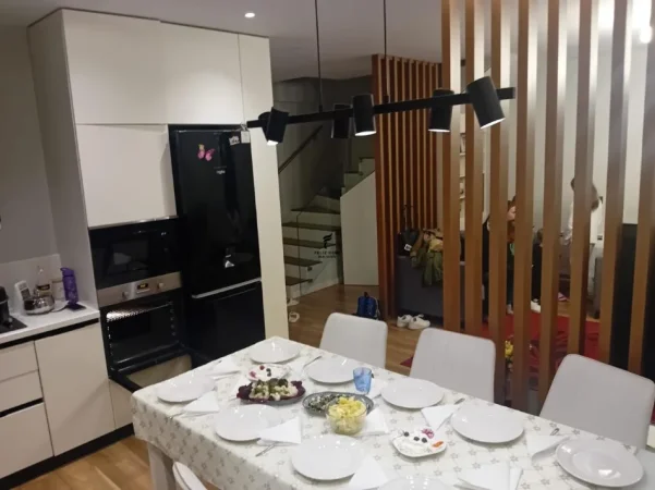Tirane, jepet me qera apartament duplex 3+1 Kati 3, 100 m² 1.000 € (5 MAJI)