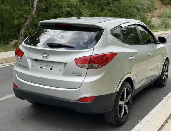 Tirane, jap me qera SUV | Fuoristrad | xhip Tucson Nafte, gri metalizato automatik Klima 145.000 km 40 €