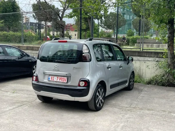 Tirane, shes makine CITROEN C3 PICASSO Nafte, gri metalizato manuale Klima 170.000 km 5.200 €