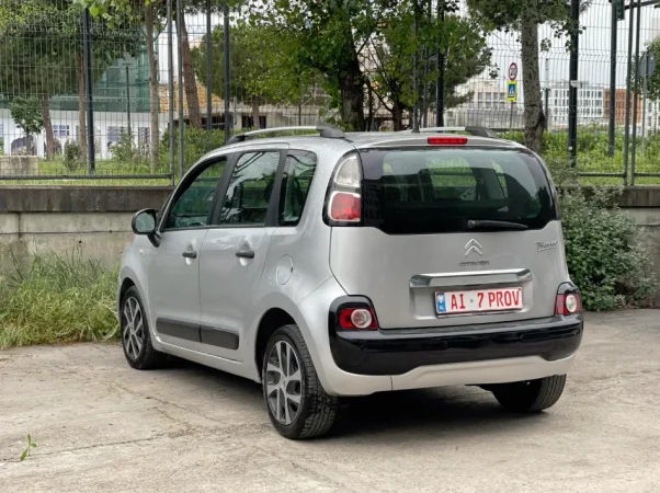 Tirane, shes makine CITROEN C3 PICASSO Nafte, gri metalizato manuale Klima 170.000 km 5.200 €