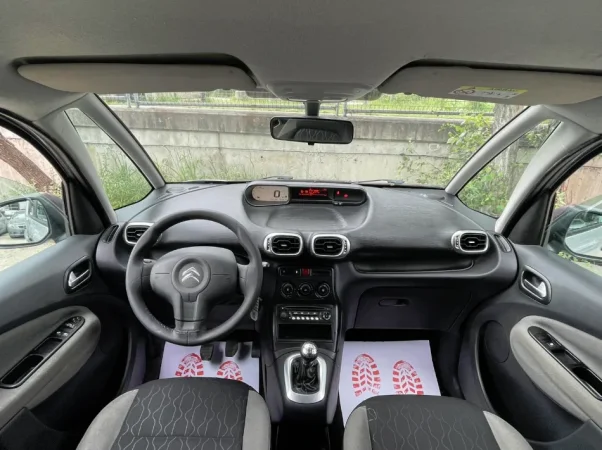 Tirane, shes makine CITROEN C3 PICASSO Nafte, gri metalizato manuale Klima 170.000 km 5.200 €