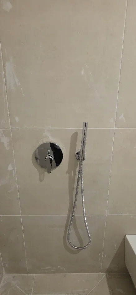 Tirane, shes SHITEN 2 SETE TUALETI TE REJA NE KUTI TE PAHAPURA