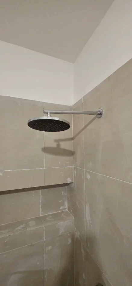 Tirane, shes SHITEN 2 SETE TUALETI TE REJA NE KUTI TE PAHAPURA