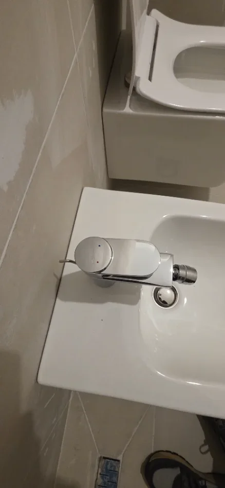 Tirane, shes SHITEN 2 SETE TUALETI TE REJA NE KUTI TE PAHAPURA