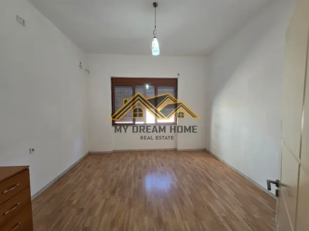Durres, jepet me qera apartament 3+1+Ballkon Kati 3, 100 m² 400 € (qender)