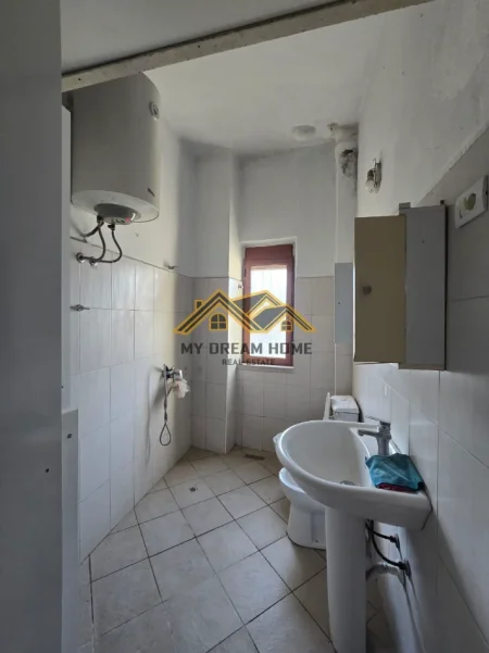 Durres, jepet me qera apartament 3+1+Ballkon Kati 3, 100 m² 400 € (qender)