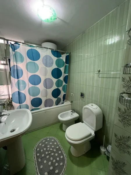 Tirane, jepet me qera apartament 1+1+Ballkon Kati 3, 60 m² 700 € (rruga e kosovareve)