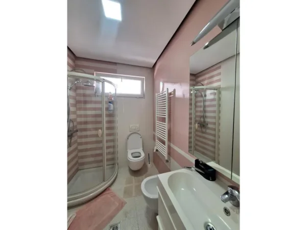 Tirane, shes apartament 3+1 Kati 3, 128 m² (Rruga e Kavajes)