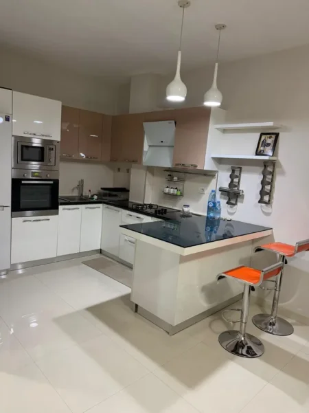 Tirane, jepet me qera apartament 1+1+Aneks+Ballkon Kati 4, 55 m² 500 € (astir)