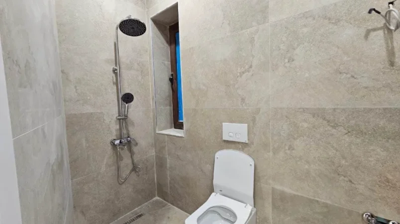 Tirane, jepet me qera ambjent biznesi Kati 1, 80 m² 600 € (ASTIR PERBALLE VILA L)