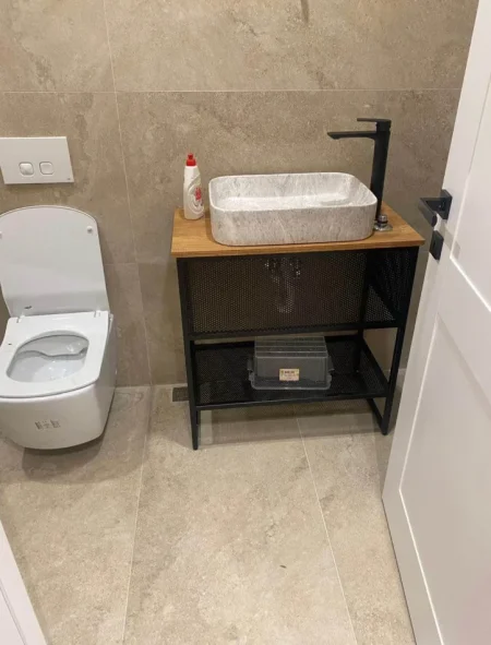 Tirane, jepet me qera ambjent biznesi Kati 1, 80 m² 600 € (ASTIR PERBALLE VILA L)
