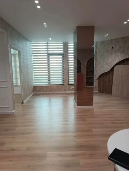 Tirane, jepet me qera ambjent biznesi Kati 1, 80 m² 600 € (ASTIR PERBALLE VILA L)
