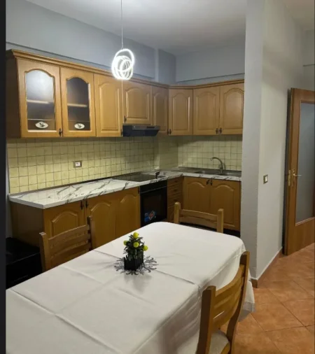 Tirane, jepet me qera apartament 2+1 Kati 5, 100 m² 600 € (MYSLYM SHYRI)