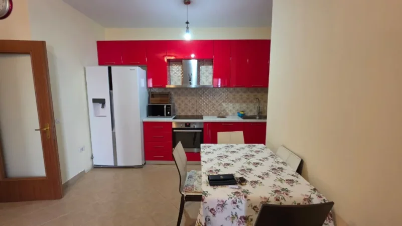 Tirane, jepet me qera apartament 1+1+Ballkon Kati 4, 75 m² 700 € (Rruga e kosovarve)