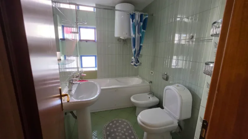 Tirane, jepet me qera apartament 1+1+Ballkon Kati 4, 75 m² 700 € (Rruga e kosovarve)