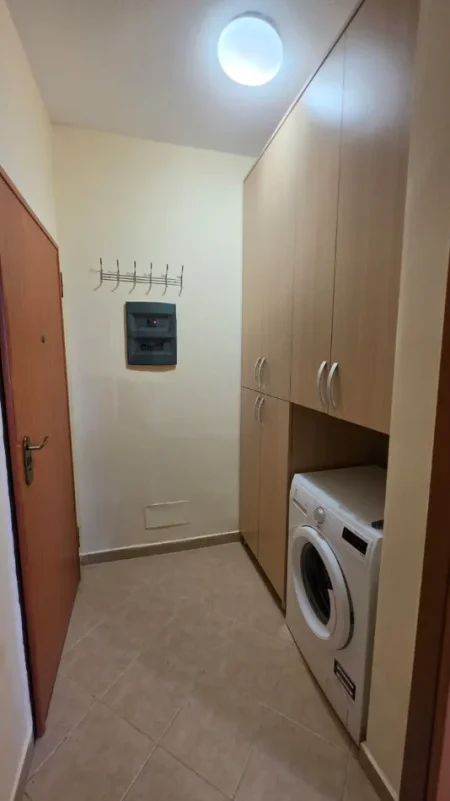Tirane, jepet me qera apartament 1+1+Ballkon Kati 4, 75 m² 700 € (Rruga e kosovarve)