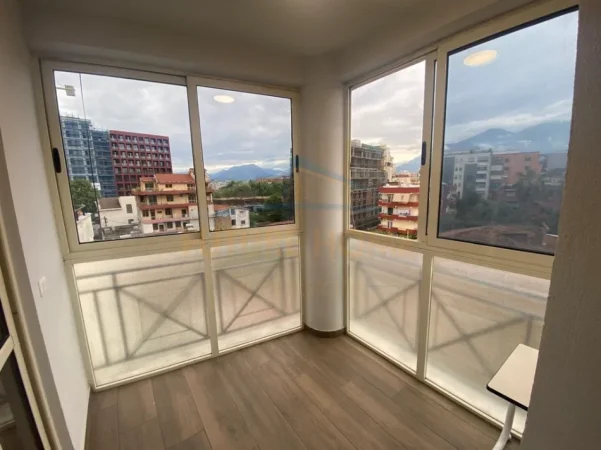 Tirane, jepet me qera apartament 2+1+Ballkon Kati 4, 144 m² 870 € (Pazar i Ri)