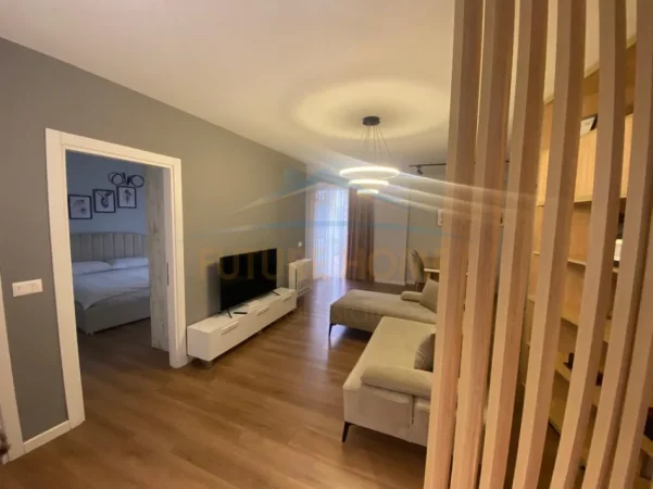 Tirane, jepet me qera apartament 2+1+Ballkon Kati 4, 144 m² 870 € (Pazar i Ri)