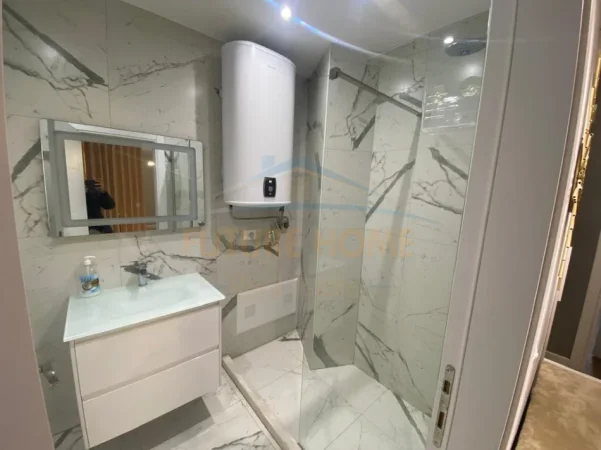 Tirane, jepet me qera apartament 2+1+Ballkon Kati 4, 144 m² 870 € (Pazar i Ri)