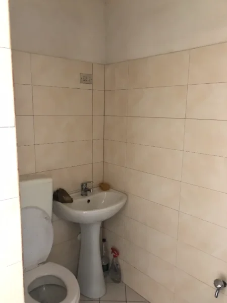 Tirane, shes ambjent biznesi Kati 0, 62 m² 62.000 € (Gjergj Legisi)