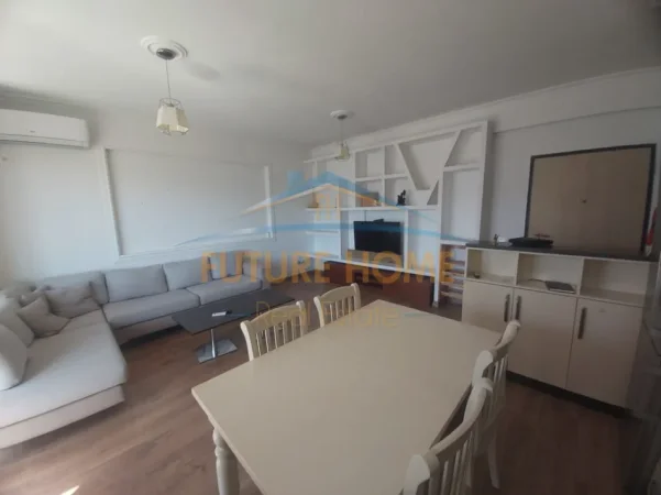 Tirane, jepet me qera apartament 2+1+Ballkon Kati 8, 99 m² 600 € (Perball Kompleksit Delijorgj)