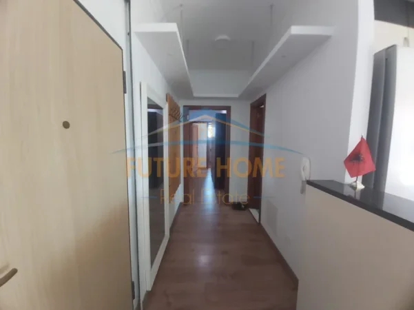 Tirane, jepet me qera apartament 2+1+Ballkon Kati 8, 99 m² 600 € (Perball Kompleksit Delijorgj)