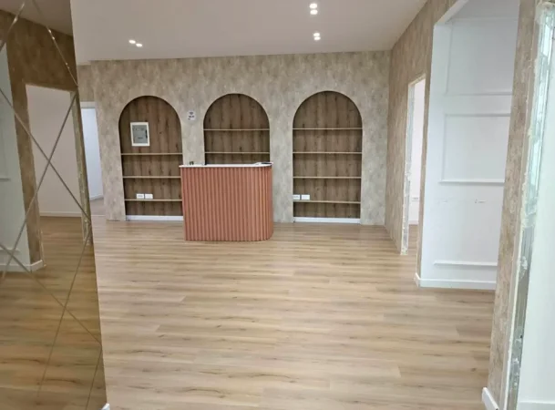 Tirane, jepet me qera ambjent biznesi Kati 1, 80 m² 600 € (Astir)