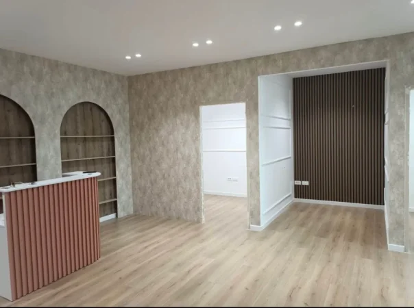 Tirane, jepet me qera ambjent biznesi Kati 1, 80 m² 600 € (Astir)