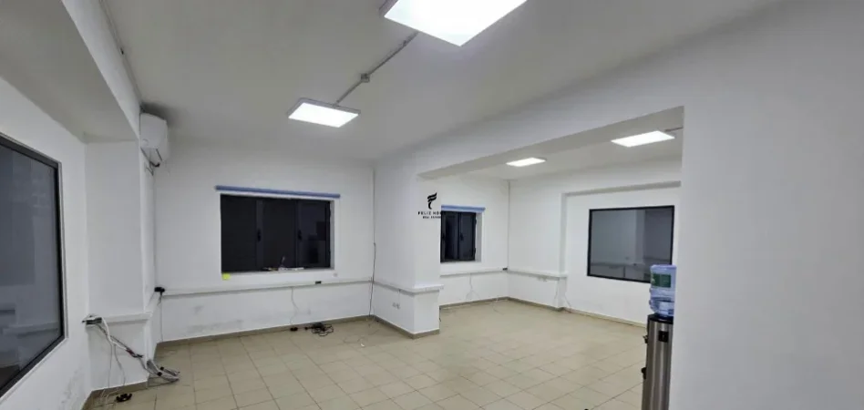Tirane, jepet me qera zyre Kati 1, 140 m² 750 € (PAZARI I RI)