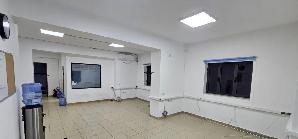 Tirane, jepet me qera zyre Kati 1, 140 m² 750 € (PAZARI I RI)
