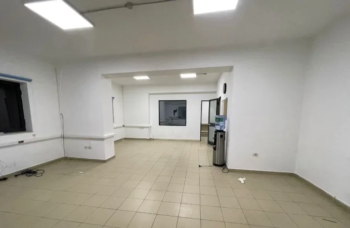 Tirane, jepet me qera zyre Kati 1, 140 m² 750 € (PAZARI I RI)